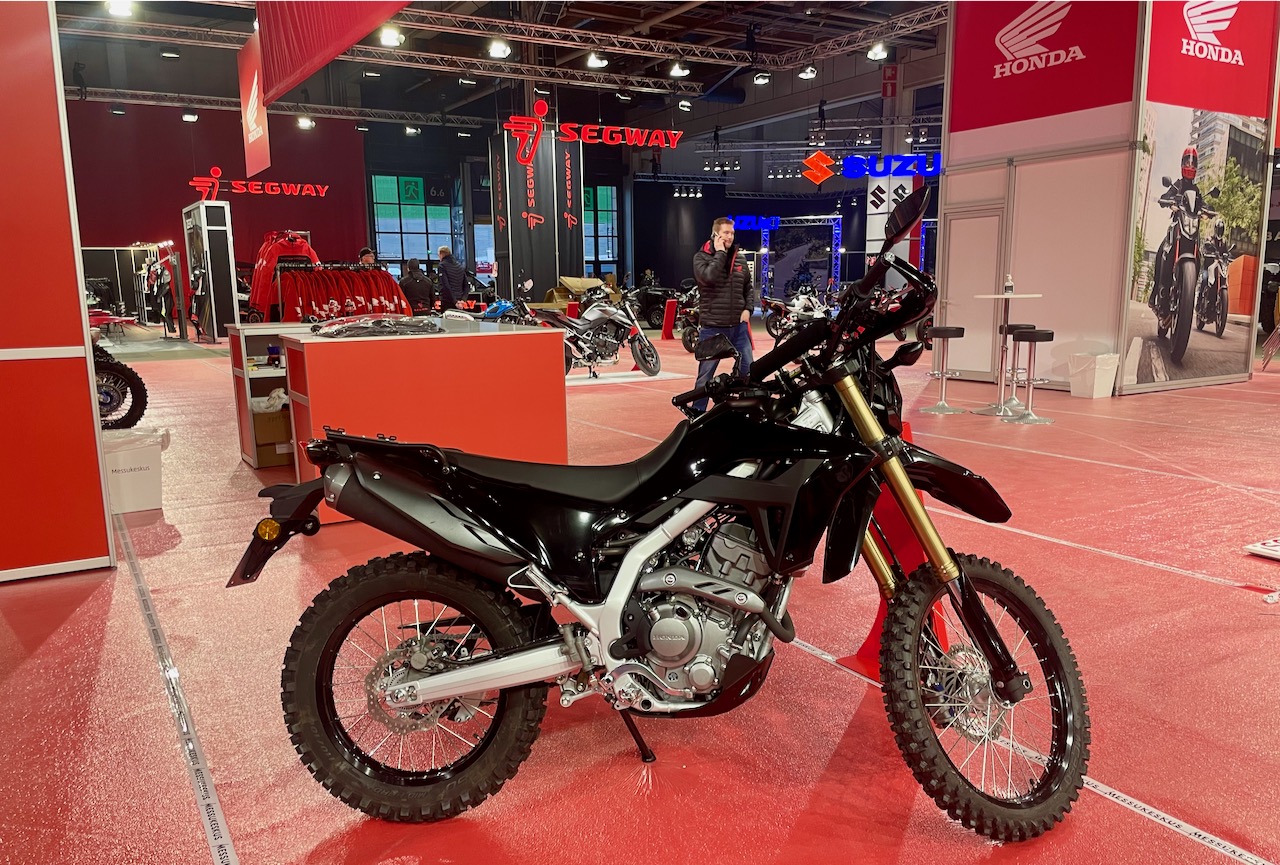 フィンランド軍仕様 ホンダCRF300L 艶消しブラック