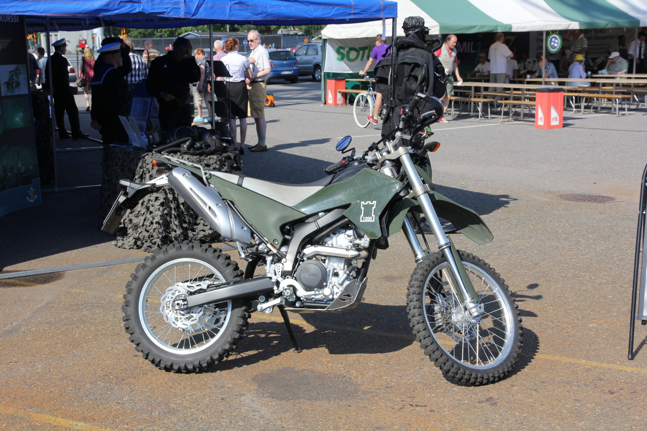 フィンランド海軍年次行事のヤマハWR250R 軍用塗装