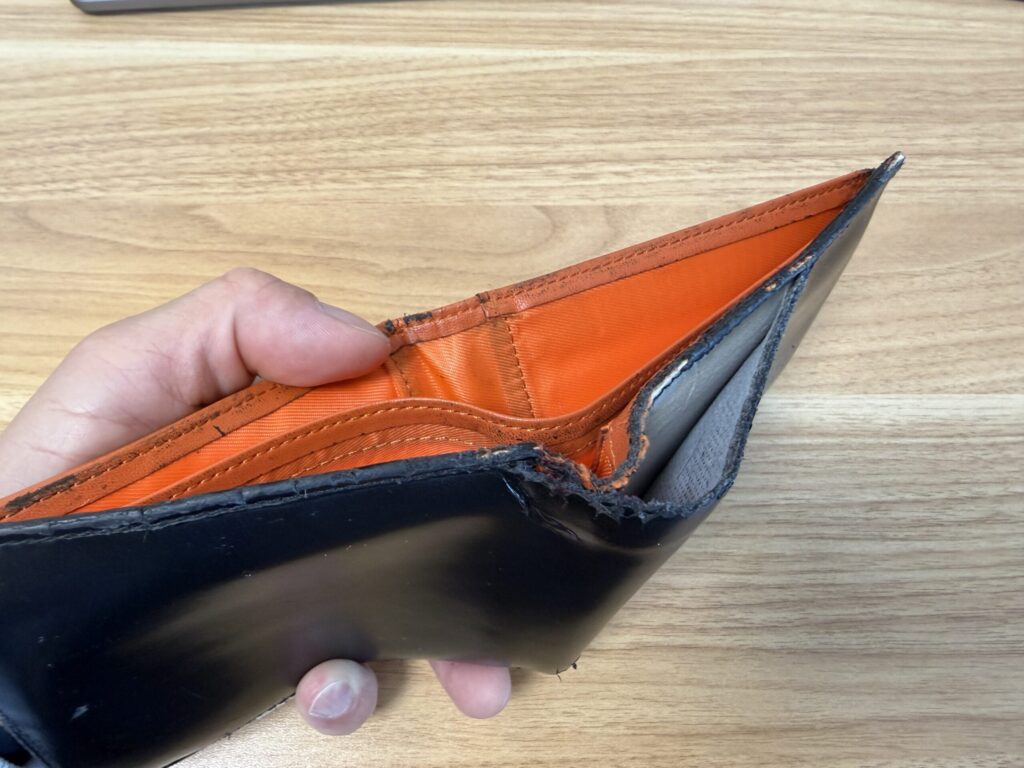 使い込んでボロボロになった前の財布