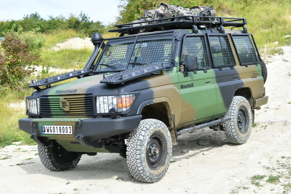 Masstech T4 フランス陸軍の軍用ランクル70