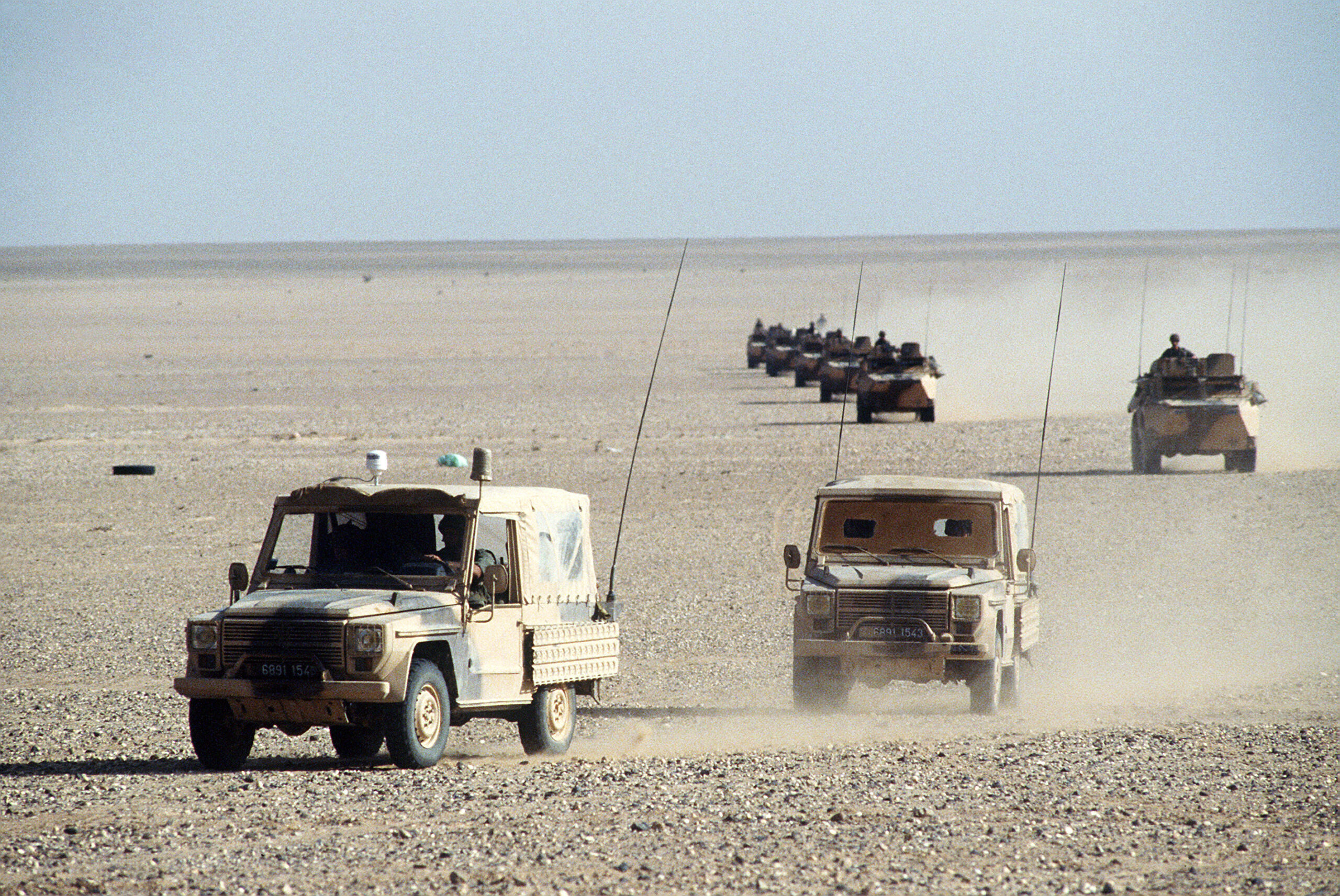 砂漠を走行するフランス陸軍の車列