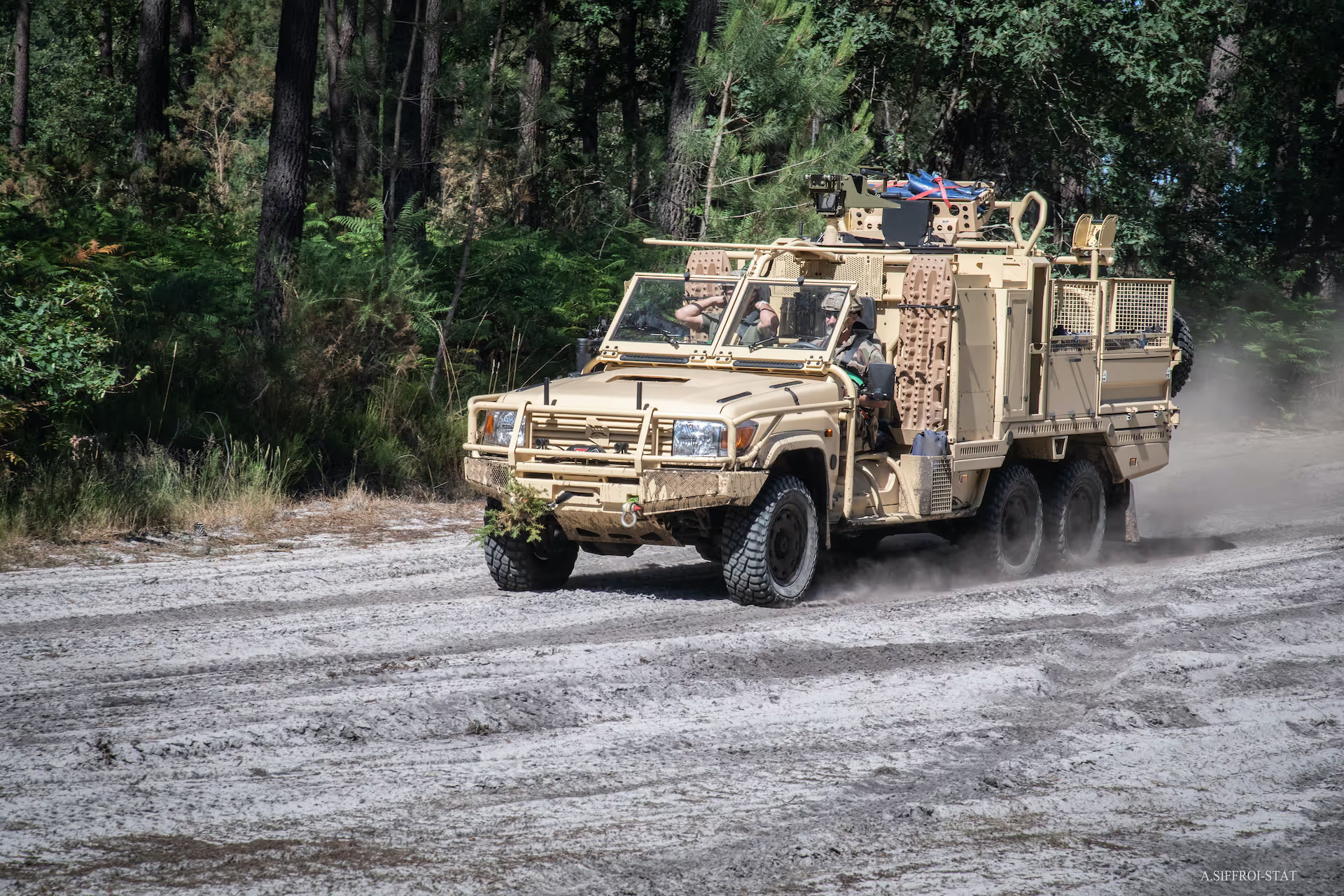 Masstech T6 6輪駆動の特殊部隊仕様