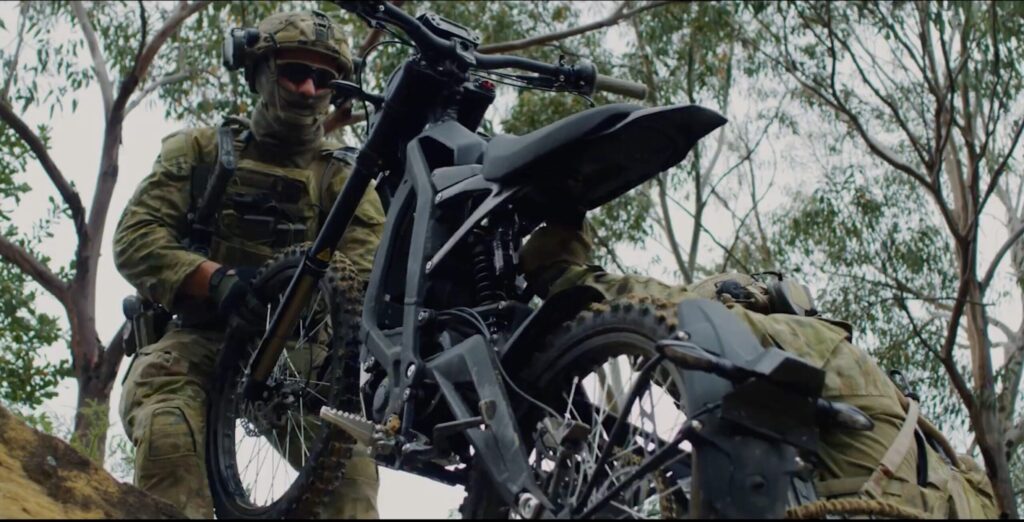 オーストラリア陸軍によるSur-Ron Light Bee X 電動バイクのテスト
